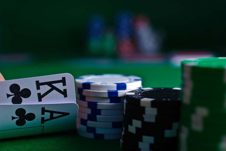 Kartu poker dan tumpukan chip di atas meja hijau