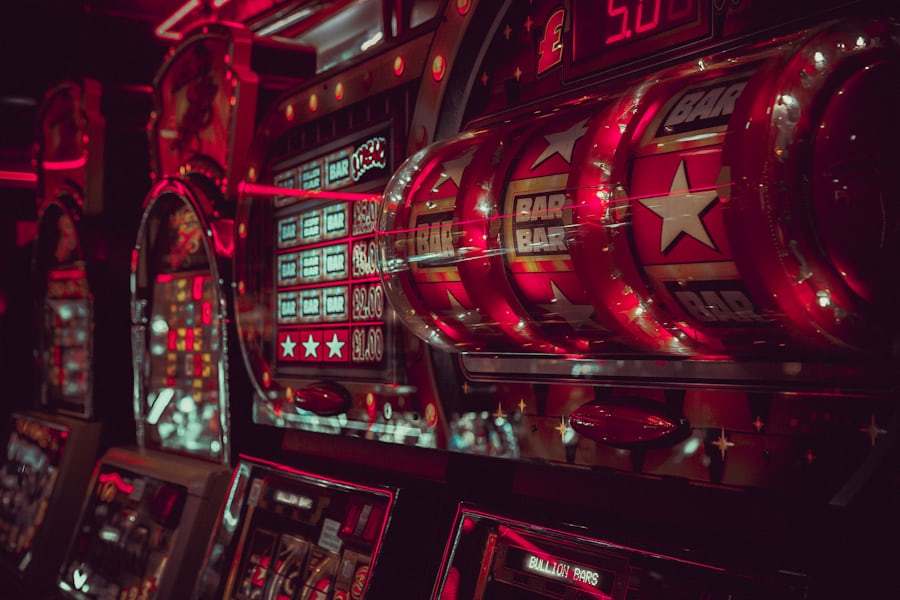 Layar mesin slot dengan simbol buah berwarna-warni